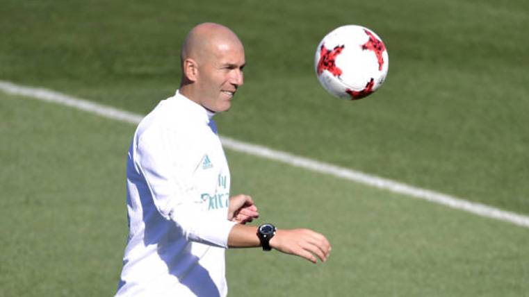 Zinedine Zidane, durante un entreno con el Real Madrid