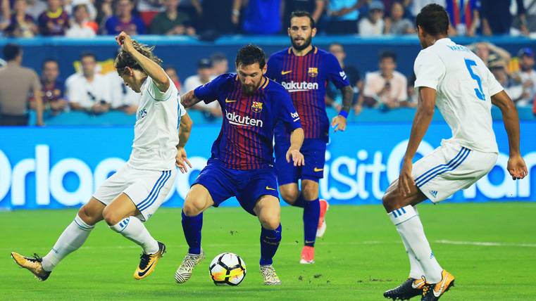 Leo Messi, dribbling to Luka Modric before marking to the Real Madrid
