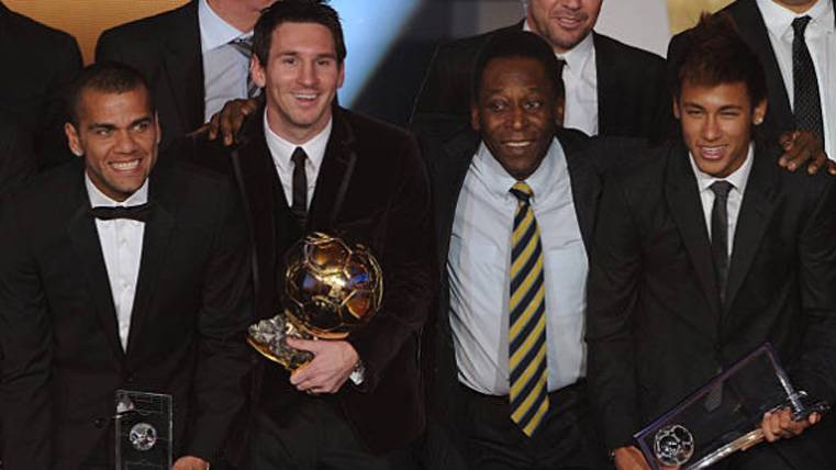 Pelé, junto a Neymar, Messi y Alves en una imagen de archivo