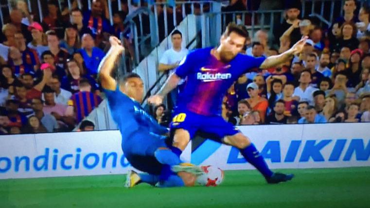Leo Messi, derribado por Casemiro en el Camp Nou