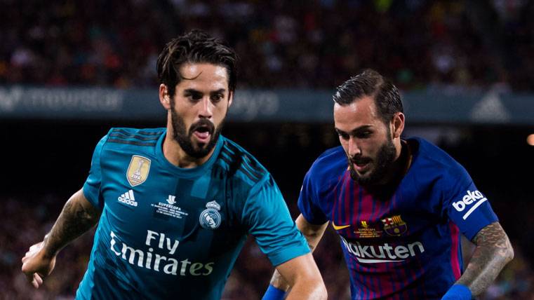 Isco Alarcón y Aleix Vidal, luchando por un balón en el Camp Nou