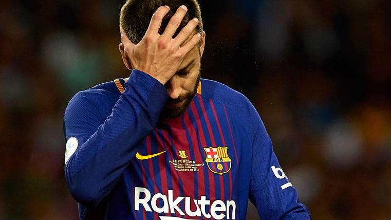 Gerard Piqué, lamentándose por el gol en propia