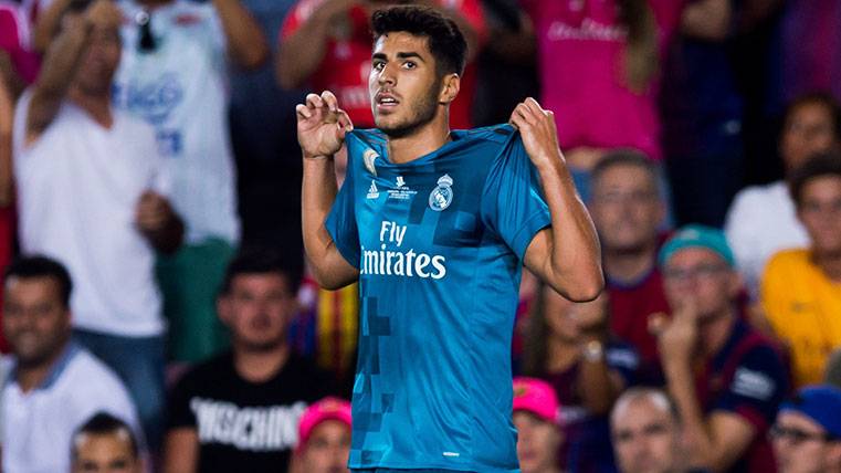 Marco Asensio celebrates a goal of the Real Madrid to the Barça