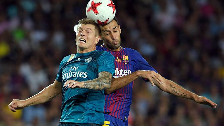 Toni Kroos y Sergio Busquets pugnan por un balón en el Clásico