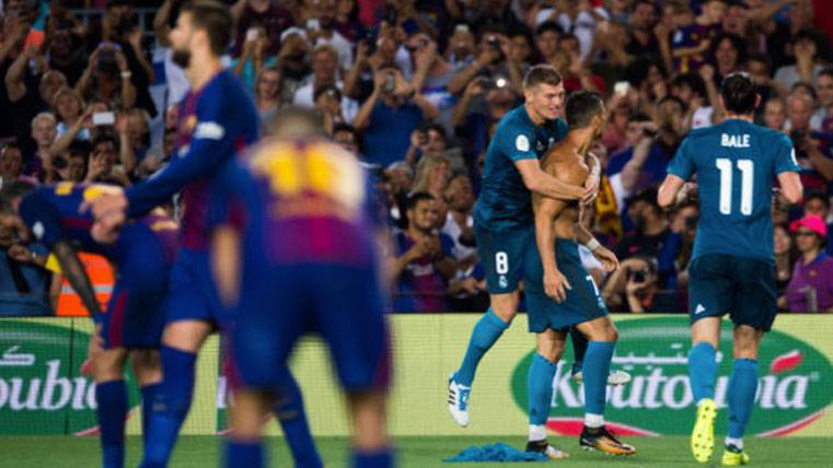 The Real Madrid, celebrating a goal against the Barça in the Camp Nou