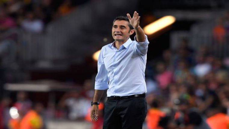 Ernesto Valverde giving orders during the Supercopa