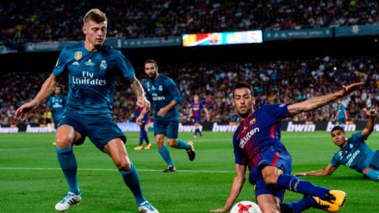 Busquets in an individual action with Kroos