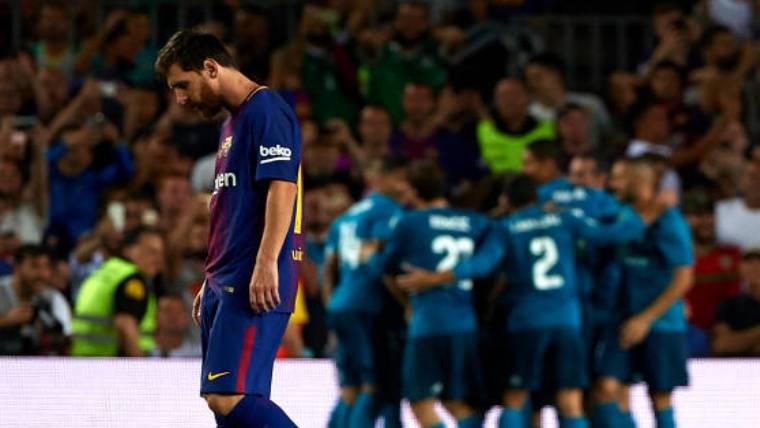 Messi, cabizbajo tras el tercer gol del Madrid