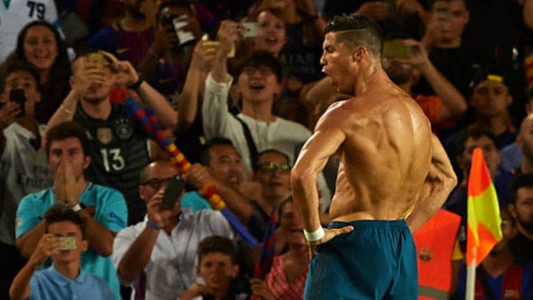 Cristiano Ronaldo, celebrating with euphoria his goal in the Camp Nou