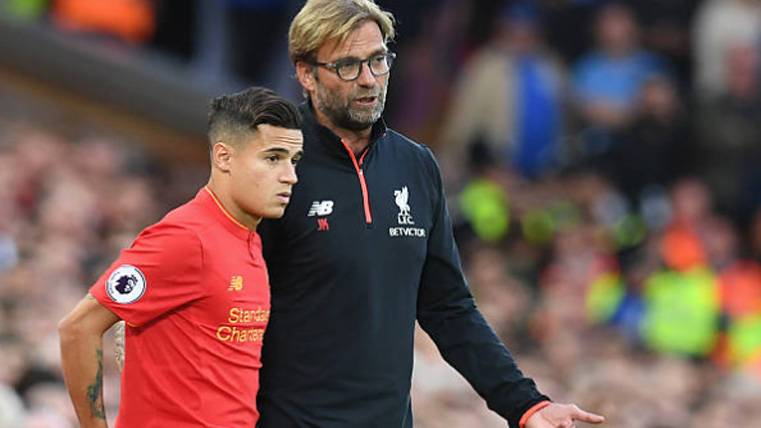 Philippe Coutinho, beside Jürgen Klopp during a party of the Liverpool