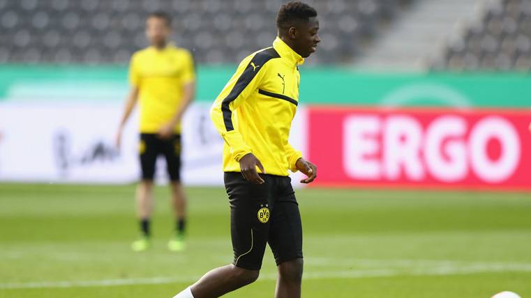 Ousmane Dembélé, durante un calentamiento con el Dortmund