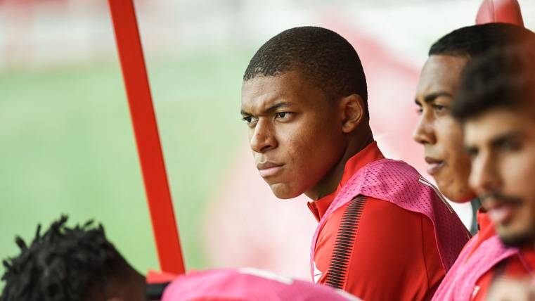 Kylian Mbappé, in the bench of the Monaco during a party
