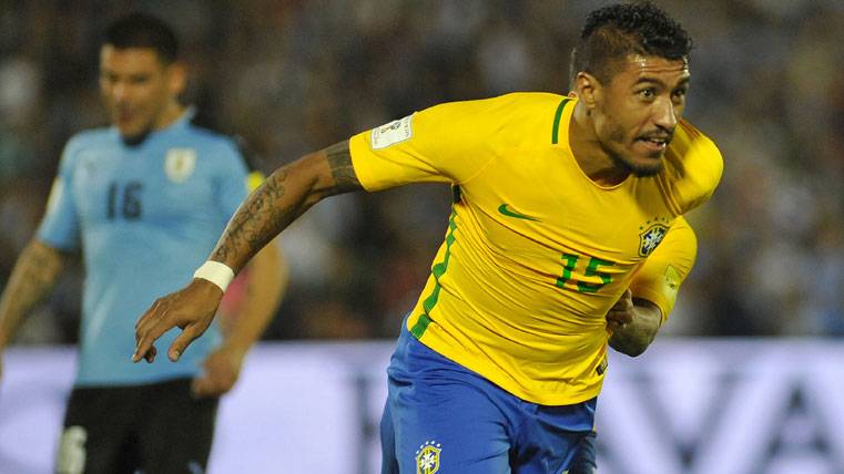 Paulinho, celebrando un gol marcado con la selección de Brasil