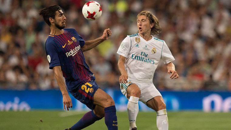 André Gomes, recibiendo un sombrero de Luka Modric