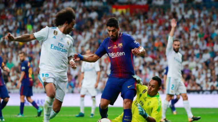 Suárez in an action with Marcelo and NAVAS