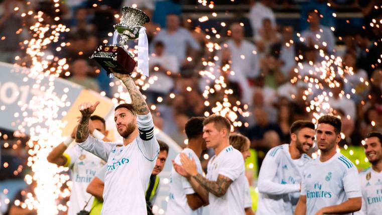 El Real Madrid, celebrando la Supercopa de España contra el Barça