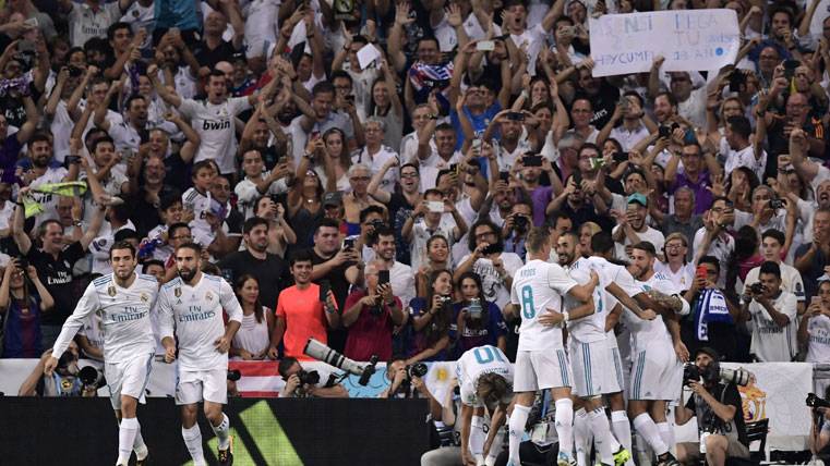 El Bernabéu, celebrando uno de los goles del Real Madrid