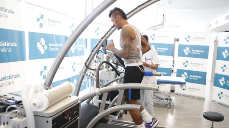 Paulinho, pasando las pruebas médicas pertinentes con el Barça