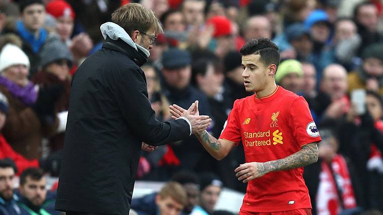 Jürgen Klopp and Philippe Coutinho greet  in a party of the Liverpool