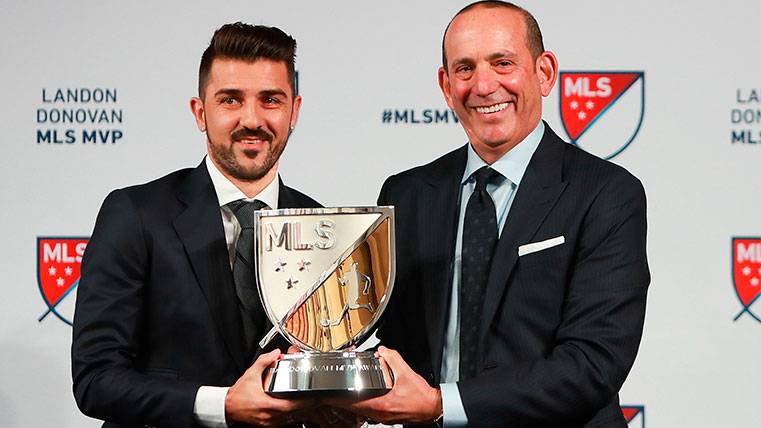 David Villa beside the Commissioner of the MLS with the prize to the MVP of the month