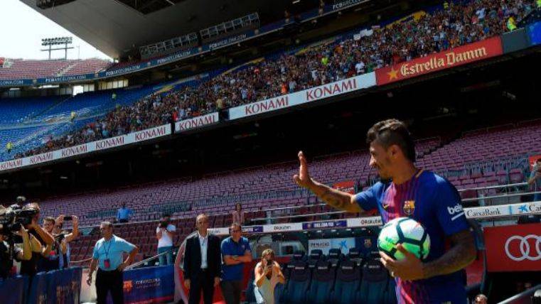 Paulinho durante su presentación con el Barça