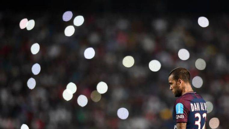 Alves durante un partido con el PSG