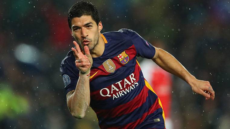 Luis Suárez celebrates a goal with the FC Barcelona