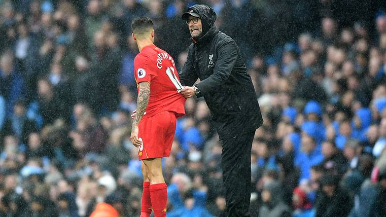 Philippe Coutinho and Jürgen Klopp in a party of the Liverpool in the Premier