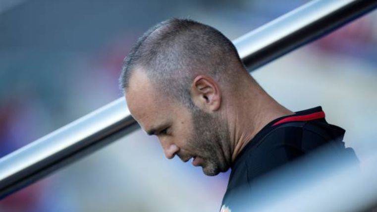 Iniesta going out to a training in the ciutat esportiva