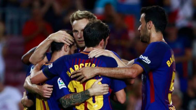 The players of the Barcelona celebrate the second goal in front of the Betis