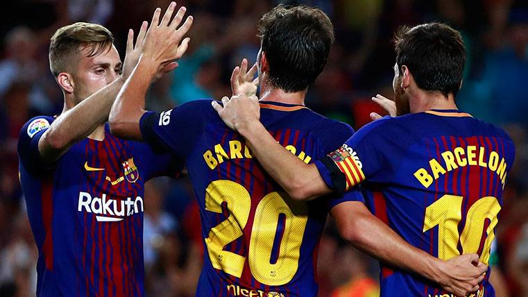 Deulofeu, Sergi Roberto y Messi celebran uno de los goles del Barça
