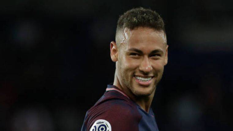 Neymar Smiles after marking him two goals to the Toulouse