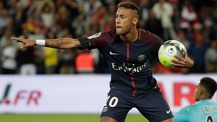 Neymar In a party of league with the PSG