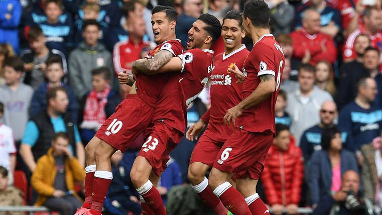 Philippe Coutinho, celebrando un gol con sus compañeros en el Liverpool