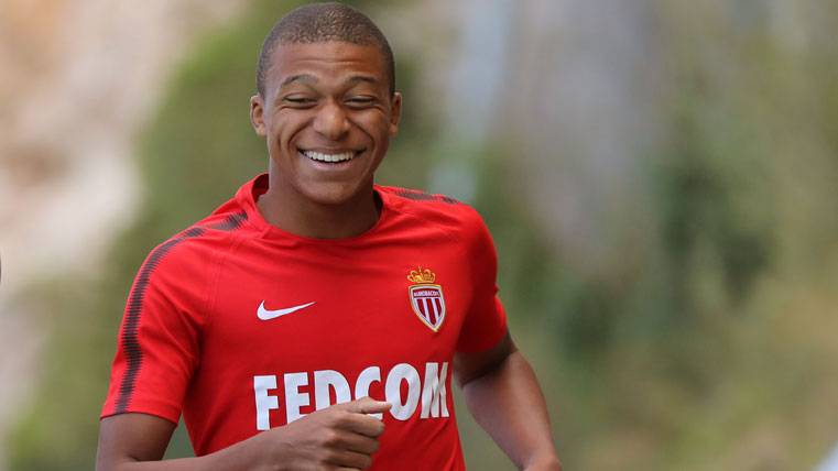 Kylian Mbappé, sonriente during a training with the Monaco