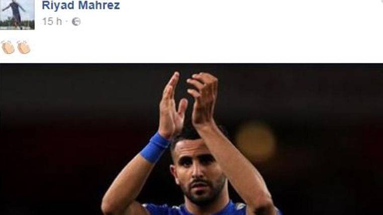 Riyad Mahrez, aplaudiendo a los aficionados del Leicester City