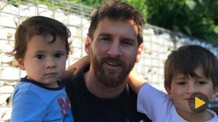 Messi con sus dos hijos en casa