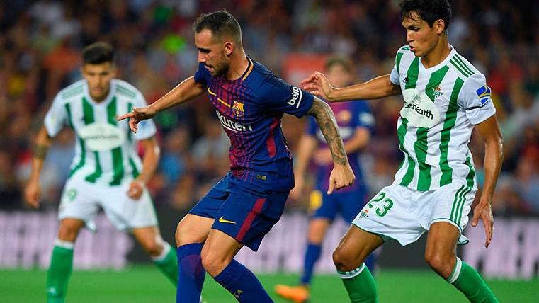 Paco Alcácer in an action of the party against the Betis