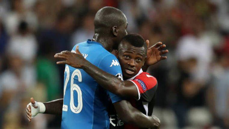 Seri Greets  with a player of the Napolés