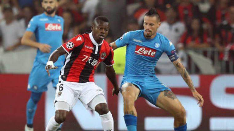 Seri Protects it in front of the defence of a player of the Napolés