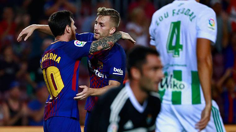 Gerard Deulofeu y Leo Messi se abrazan tras un gol del Barça