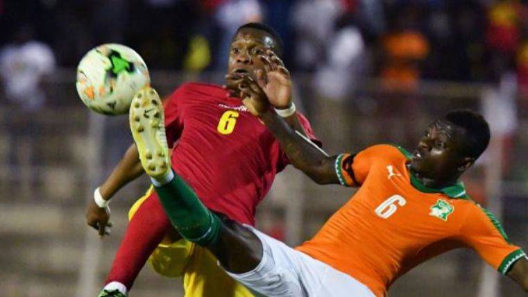 Seri durante un partido con Costa de Marfil