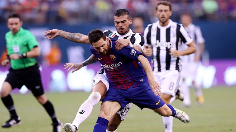 Leo Messi, lidiando con Sturaro por un balón dividido