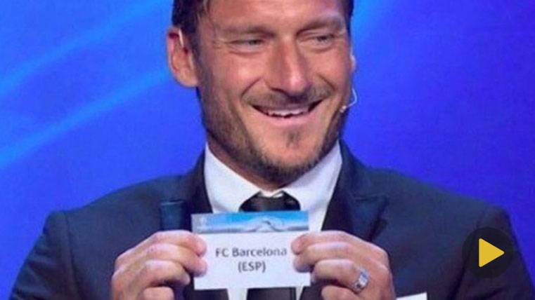 Francesco Totti, partiéndose de risa al mirar a Buffon