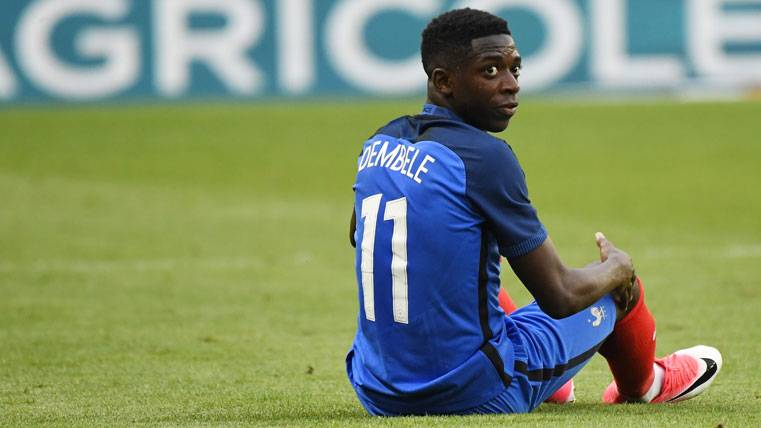 Ousmane Dembélé, resting during a party with France