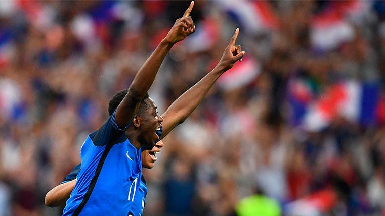 Ousmane Dembélé celebra un gol con la selección francesa