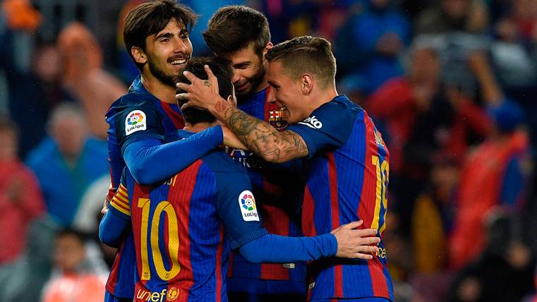 André Gomes, celebrating a goal with his mates