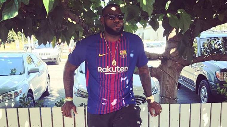 LeBron James, posing with the T-shirt of the FC Barcelona