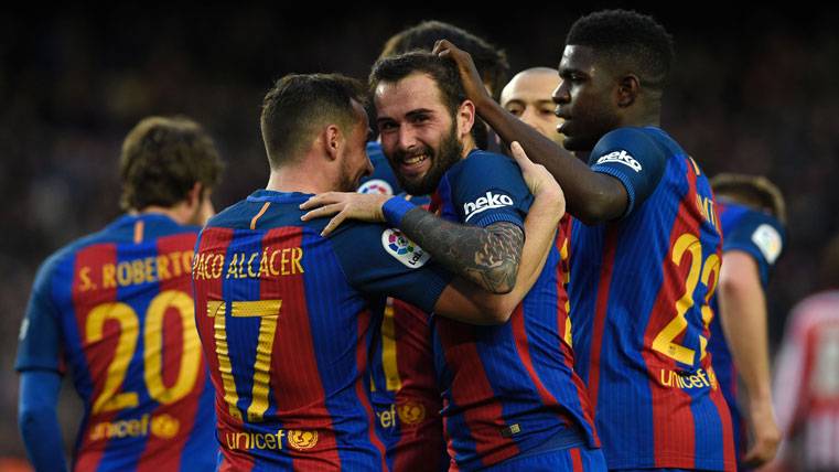 Aleix Vidal and Alcácer, celebrating a goal in an image of archive