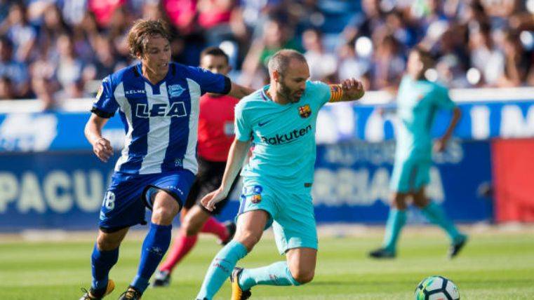 Iniesta in an action in front of the Alavés